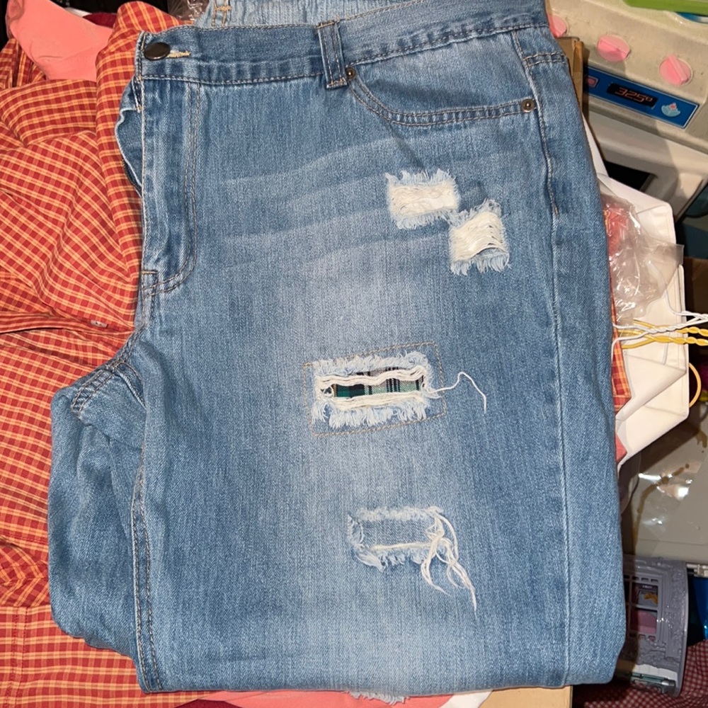 Woman’s forever 21 ripped jeans